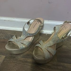 Nice glittery heels, L Lorraine, Size 7 in women’s, nice beige color